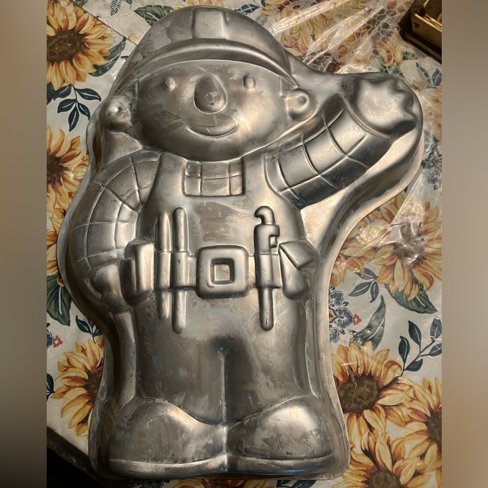 Wilton Cake Pan 2002 BOB THE BUILDER Cake Pan #2105-5025 -  Birthday